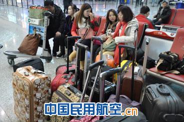 滞留在双流机场的旅客 双流机场近8个小时无起降 今晚再次通宵运行