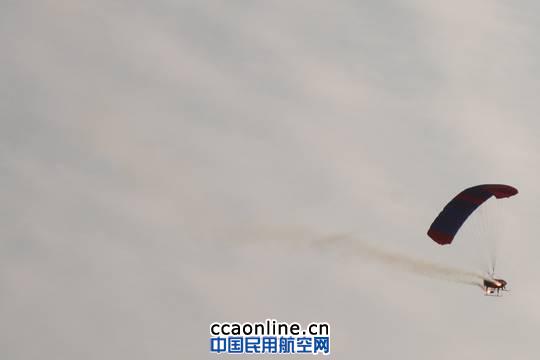 中航工业航宇——柔翼无人机人工消雾作业 中航工业新型柔翼无人机即将投入消雾试验