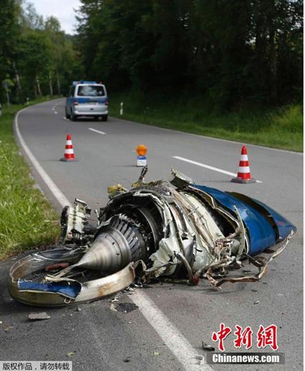 德国一小型飞机与战机相撞 人员伤亡尚不明确