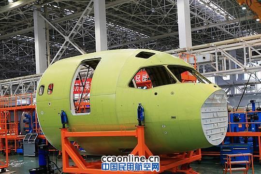 中国商飞首架C919大型客机机头部段下线