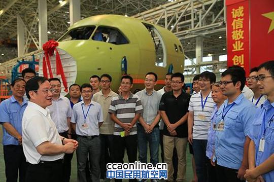 中国商飞首架C919大型客机机头部段下线