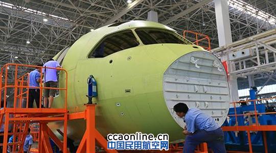 中国商飞首架C919大型客机机头部段下线