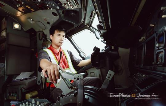 乌鲁木齐航空宣传照 网友直呼“美到没朋友”