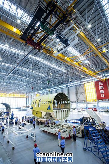 C919首架机中机身/中央翼大部段运抵浦东总装