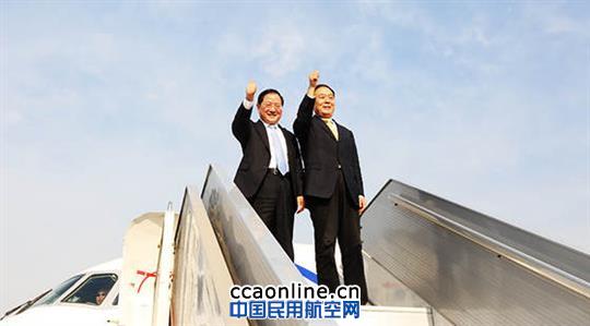 民航局局长李家祥乘坐中国商飞ARJ飞机体验飞行 民航局李家祥搭乘中国商飞ARJ飞机体验飞行