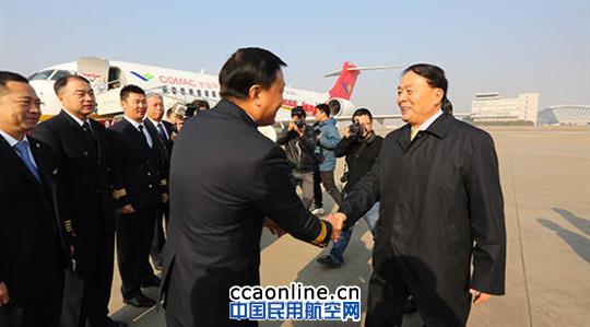 民航局局长李家祥乘坐中国商飞ARJ飞机体验飞行 民航局李家祥搭乘中国商飞ARJ飞机体验飞行