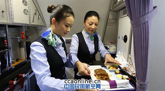 民航局局长李家祥乘坐中国商飞ARJ飞机体验飞行 民航局李家祥搭乘中国商飞ARJ飞机体验飞行