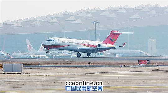 ARJ21-700飞机飞抵北京国际机场 民航局李家祥搭乘中国商飞ARJ飞机体验飞行