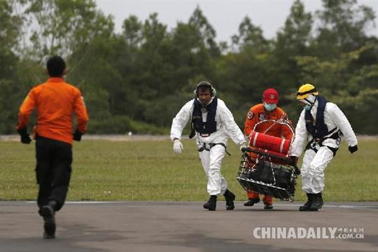 允许亚航班机违规起飞 印尼相关空管遭停职