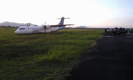 这是2月4日在印度尼西亚龙目岛拍摄的滑出跑道的印尼航空ATR 72-600型客机。 印尼航空ATR 72客机降落时滑出跑道,幸无伤亡