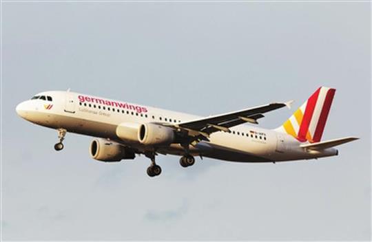 德翼航空客机坠毁前1名飞行员被锁驾驶舱外