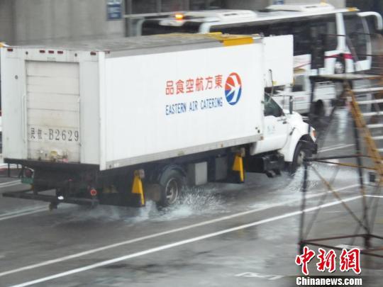 暴雨袭击浦东国际机场 八架国际航班备降
