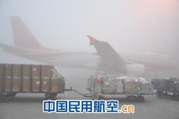 双流机场再受大雾困扰 引发航班再次大面积延误 双流机场近8个小时无起降 今晚再次通宵运行