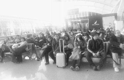 昨日2时15分,在天河机场T2航站楼滞留的旅客 雨雪中天河机场19个航班受阻 两千旅客滞留