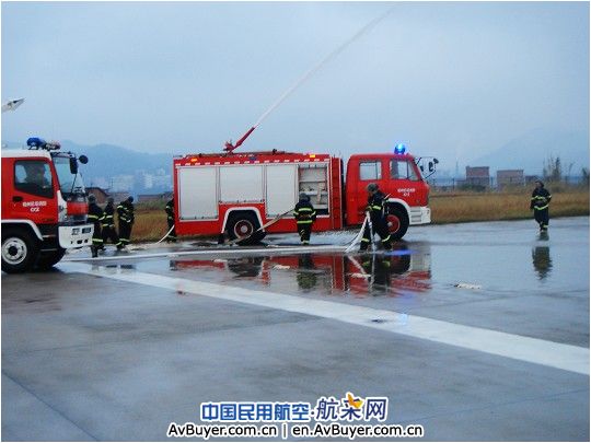 梧州机场举办灭火救援演练