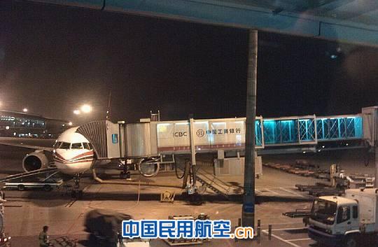 白云机场返程高峰已到 出行机票跳水低至3折