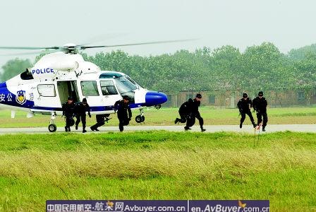 请问重庆公安局警用航空队招聘飞行员是对社会