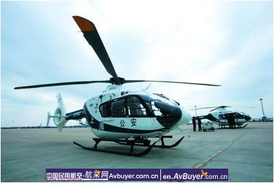 EC135警用直升机训练飞行 将保卫上海天空
