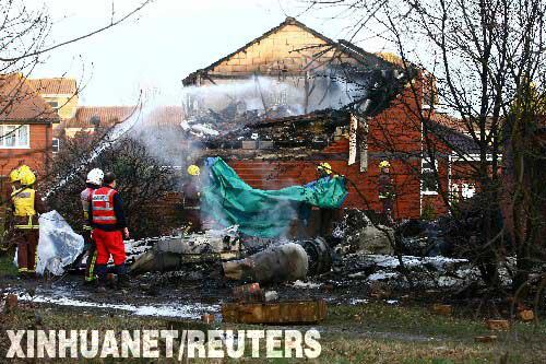 英国私人飞机居民住宅区坠毁 5人丧生