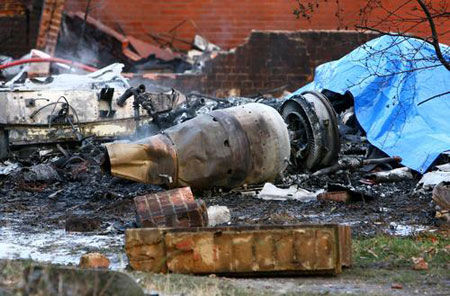 英国私人飞机居民住宅区坠毁 5人丧生