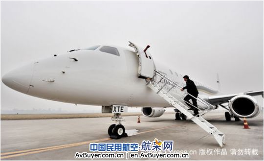 世界最顶级喷气公务机“世袭1000”首降成都