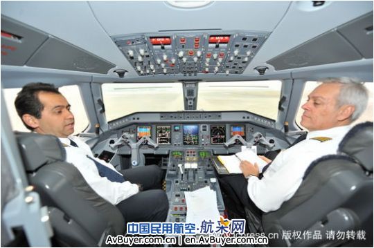 世界最顶级喷气公务机“世袭1000”首降成都