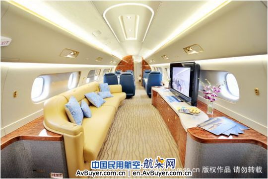 世界最顶级喷气公务机“世袭1000”首降成都