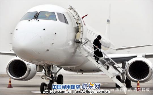 世界最顶级喷气公务机“世袭1000”首降成都