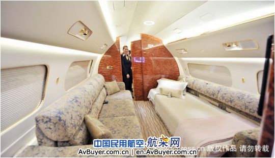 世界最顶级喷气公务机“世袭1000”首降成都