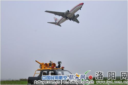 高科技驱鸟护航 新型驱鸟车在洛阳机场“上岗”