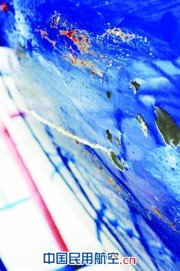 机身被撞得“斑驳陆离”。 南航新疆飞南京客机遭鸟击 直接损失数百万
