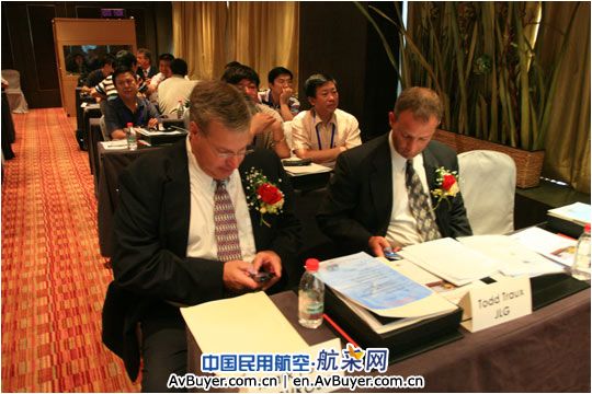 演讲嘉宾在会场就座