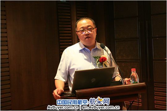 中国民用机场协会秘书长王健主持论坛