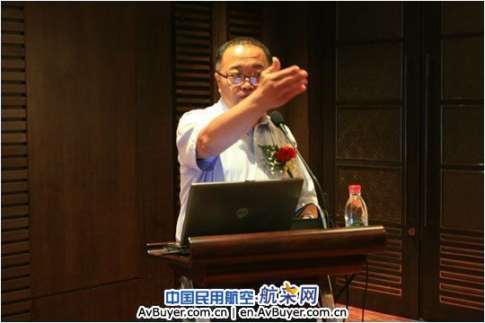 中国民用机场协会秘书长王健主持论坛