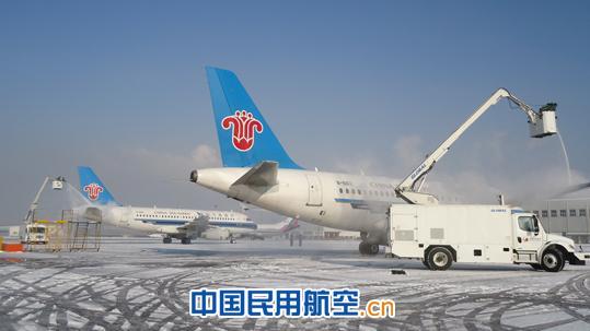 中国民用航空网讯:11月29日,太原机场迎来入冬以来的第一场强降雪。机务保障部迅速反应,要求全员上岗,进行停机坪、航空器除冰雪工作。于20:00前完成了停场5架飞机的航后工作和6个机位的积雪清扫工作,但是考虑到过夜飞机的机体积雪和关键部位结冰会加倍甚至数倍延长飞机除防冰工作时间,进而导致不正常航班无法按计划出港,机务部领导经过商量决定连夜奋战,对机体表面积雪和关键部位的结冰进行预先处理。 22:00起,机务人员经过短暂休整又投入了新的战斗。除雪人员利用棕毛刷、刮雪板等工具对机体积雪,重点是对翼表面积雪进