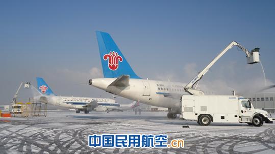 太原机场机务人员连夜除冰雪 确保航班恢复正常