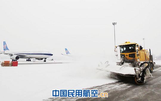 首都机场圆满完成2012年首场降雪保障任务 首都机场圆满完成2012年首场降雪保障任务