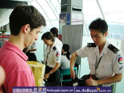 外籍女子浑身煤油味登机 白云机场安检员严查