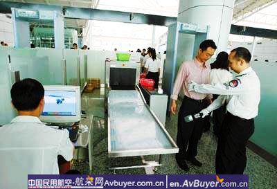 外籍女子浑身煤油味登机 白云机场安检员严查