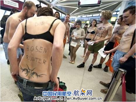 德国民众在机场半裸抗议引进身体扫描安检设备