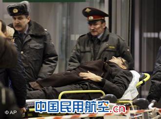 救援人员赶往现场抢救伤者 莫斯科机场遇袭震惊全球 民航业成高危目标