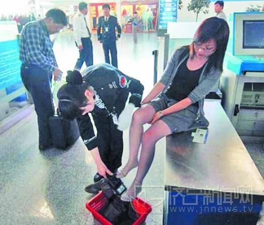 国内多地机场安检突然升至二级 需解皮带脱鞋子