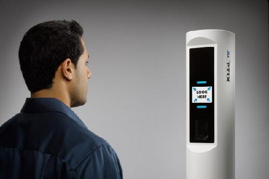 使用虹膜扫描的机场安检系统真的安全吗?