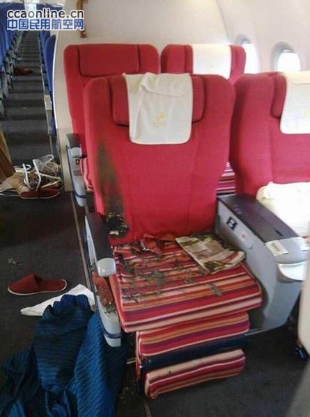 亲历者:男子在航班上两次点火 挥刀划伤两人