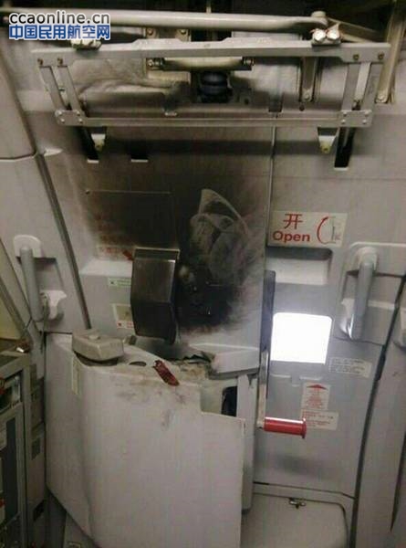 亲历者:男子在航班上两次点火 挥刀划伤两人