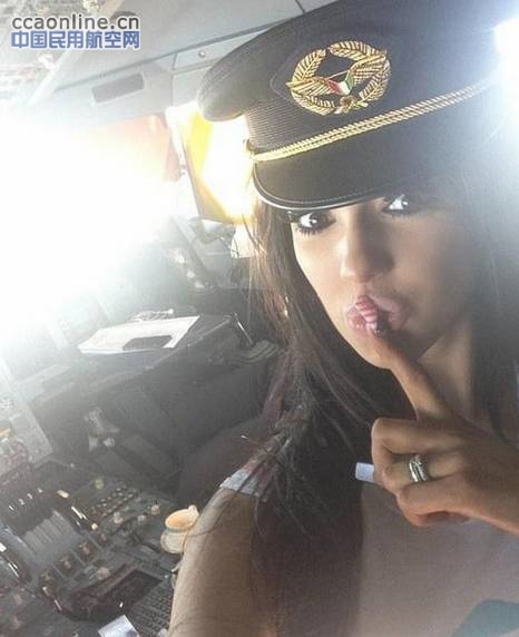 英国艳星飞行中进驾驶舱，坐机长大腿“开飞机”