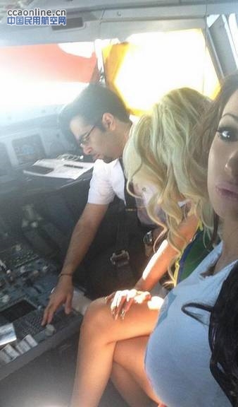 英国艳星飞行中进驾驶舱，坐机长大腿“开飞机”