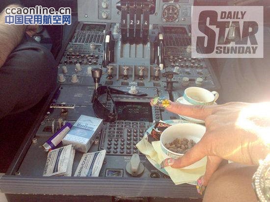 英国艳星飞行中进驾驶舱，坐机长大腿“开飞机”