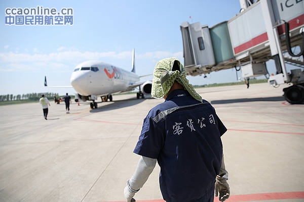 合肥新桥机场一线员工高温下保障暑运航班
