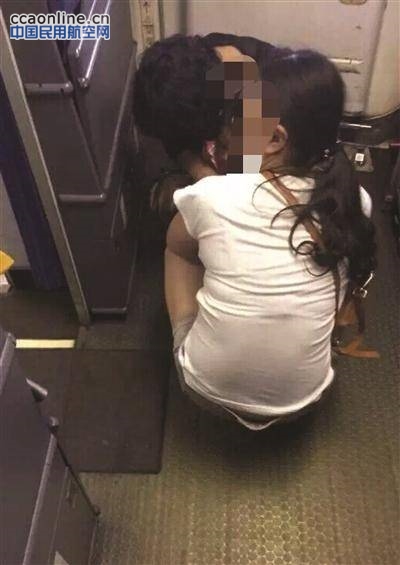 女子嫌飞机厕所小让孩子在后舱大便(图)